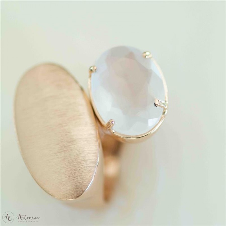 Anel Gota Fosca Com Cristal Leitoso Oval Banhado Em Ouro 18k