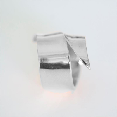 Anel Fita Brilhante Liso Banhado Em Ródio<br><span style='color:#fff;'>Joias</span>