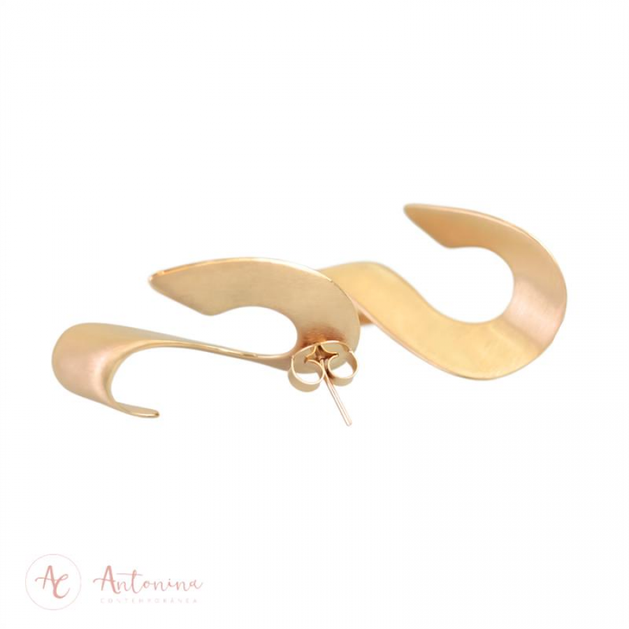 Brinco Curvas Em Fita Fosco Banhado Em Ouro 18k