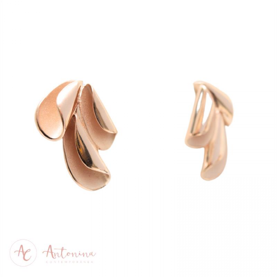 Brinco Trio De Pétalas Banhado Em Ouro 18k