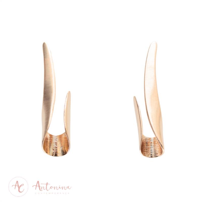 Brinco Curvas Jota Fosco Banhado Em Ouro 18k<br><span style='color:#fff;'>Joias</span>