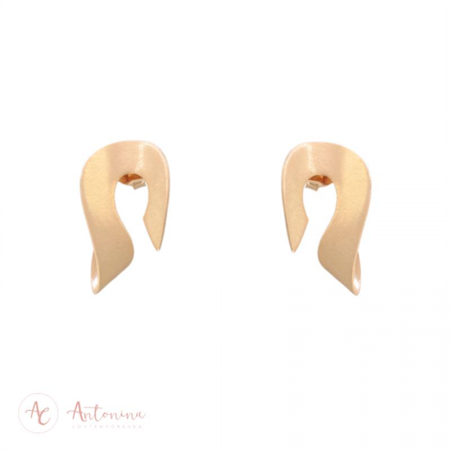 Brinco Curvas Em Fita Fosco Pequeno Banhado Em Ouro 18k