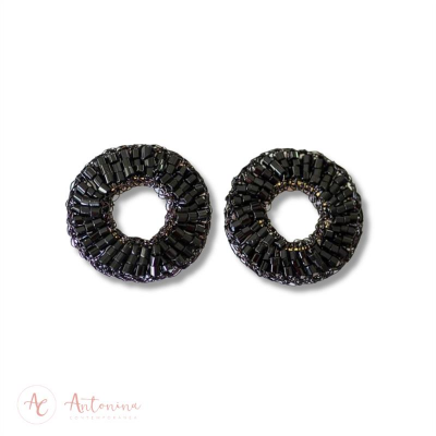 Brinco Círculo Bordado Preto <br><span style='color:#fff;'>Joias</span>