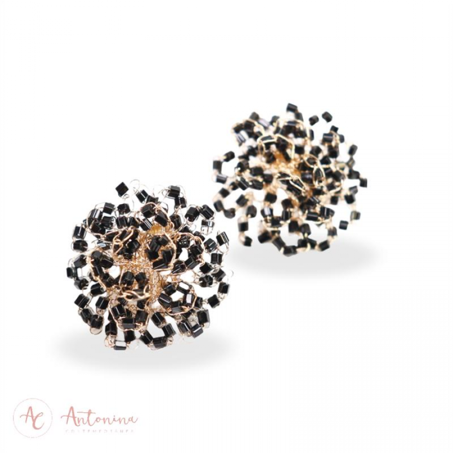 Brinco Cravo Crochê Ouro Preto M