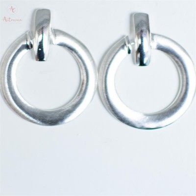 Brinco Círculo Fosco Com Palito Acetinado Banhado Em Prata 