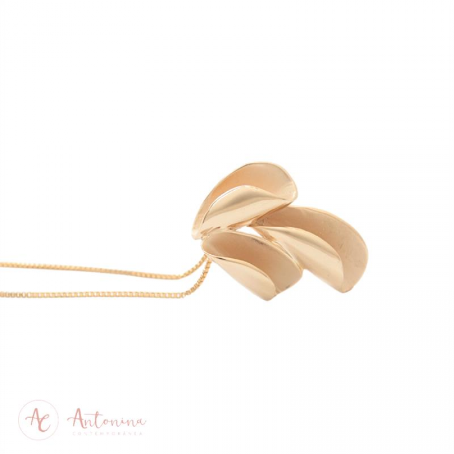 Colar Trio De Pétalas Banhado Em Ouro 18k