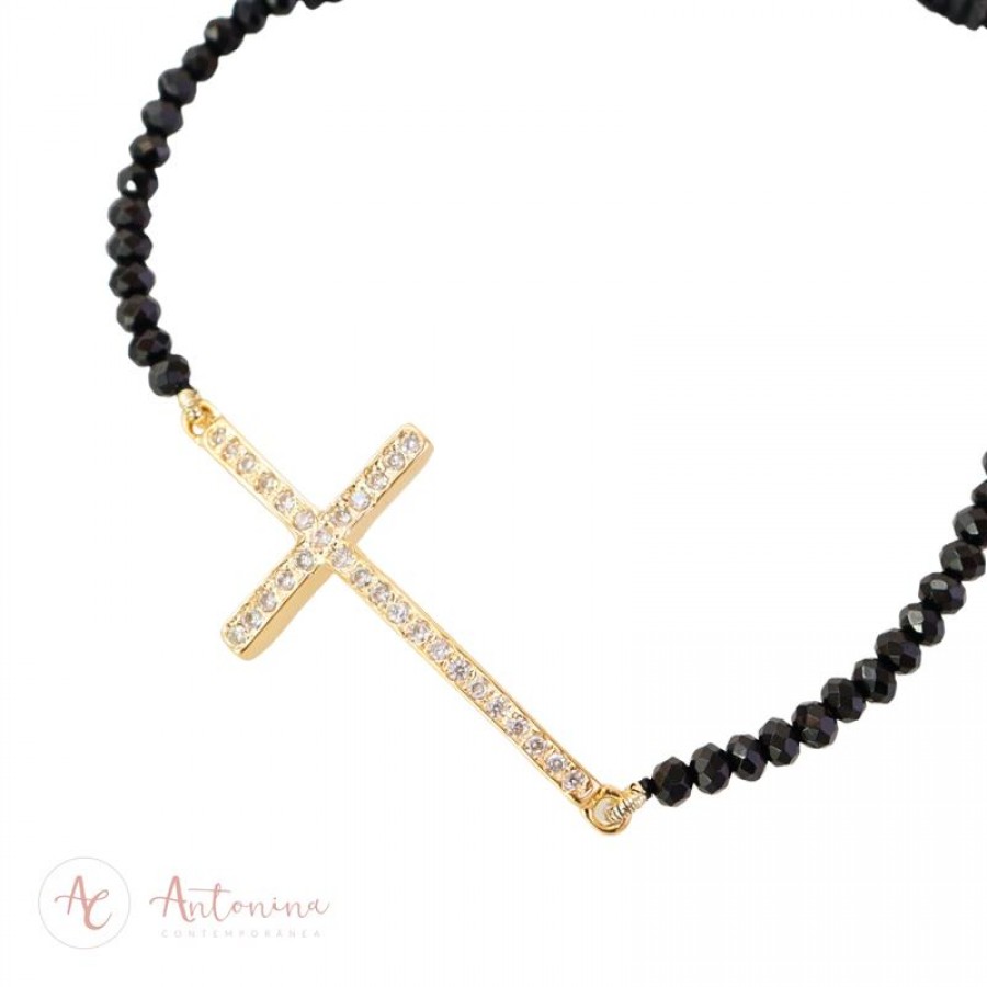 Pulseira Macramê Ônix Com Cruz Cravejada Branca