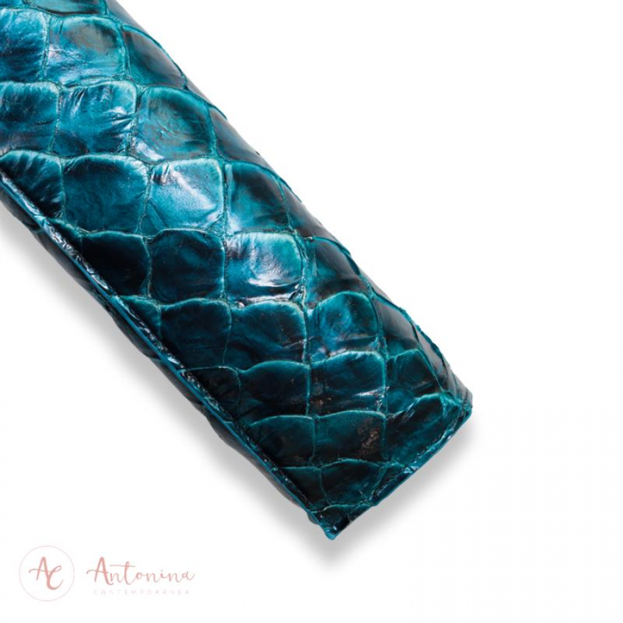 Bolsa Baguete Pirarucu Azul Índigo Metalizado